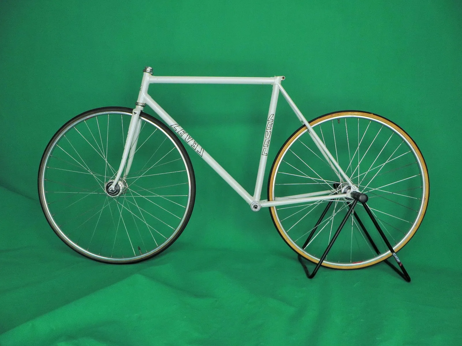 LEVEL // White // 53.5cm