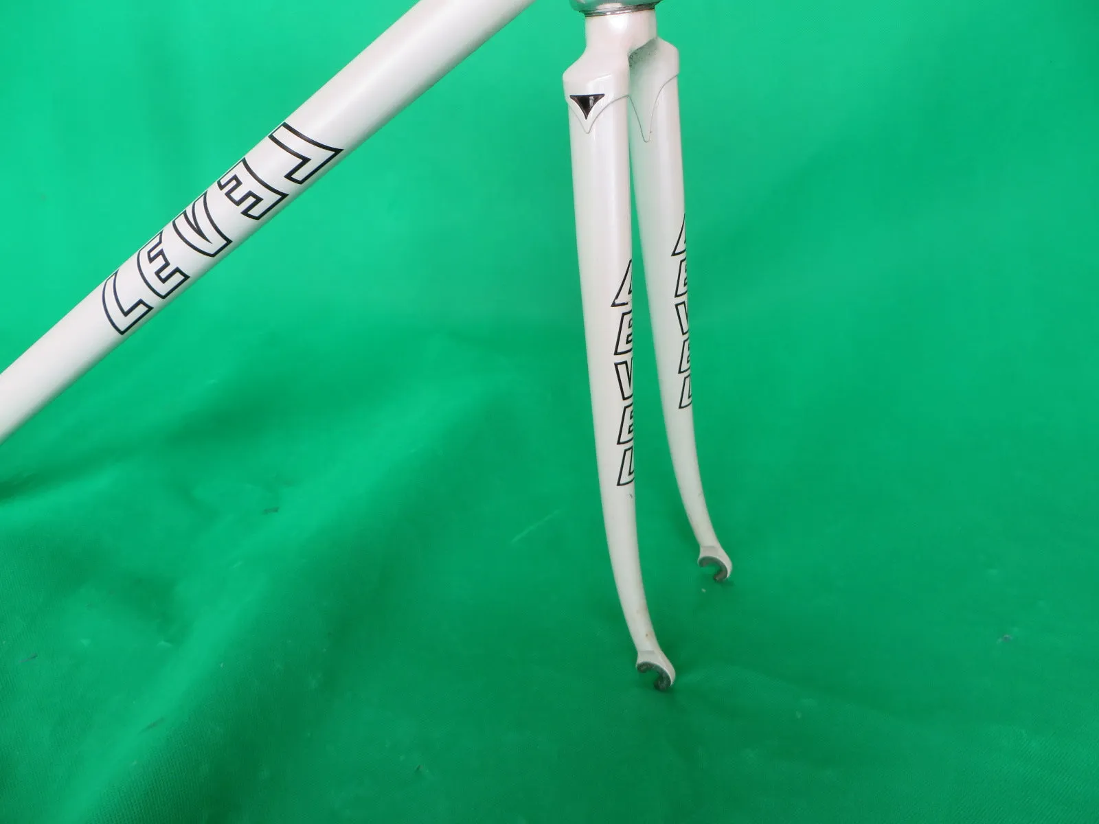 LEVEL // White // 53.5cm