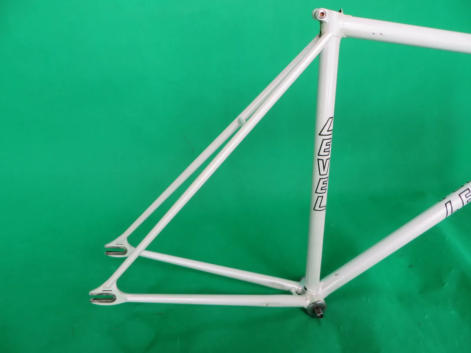 LEVEL // White // 53.5cm