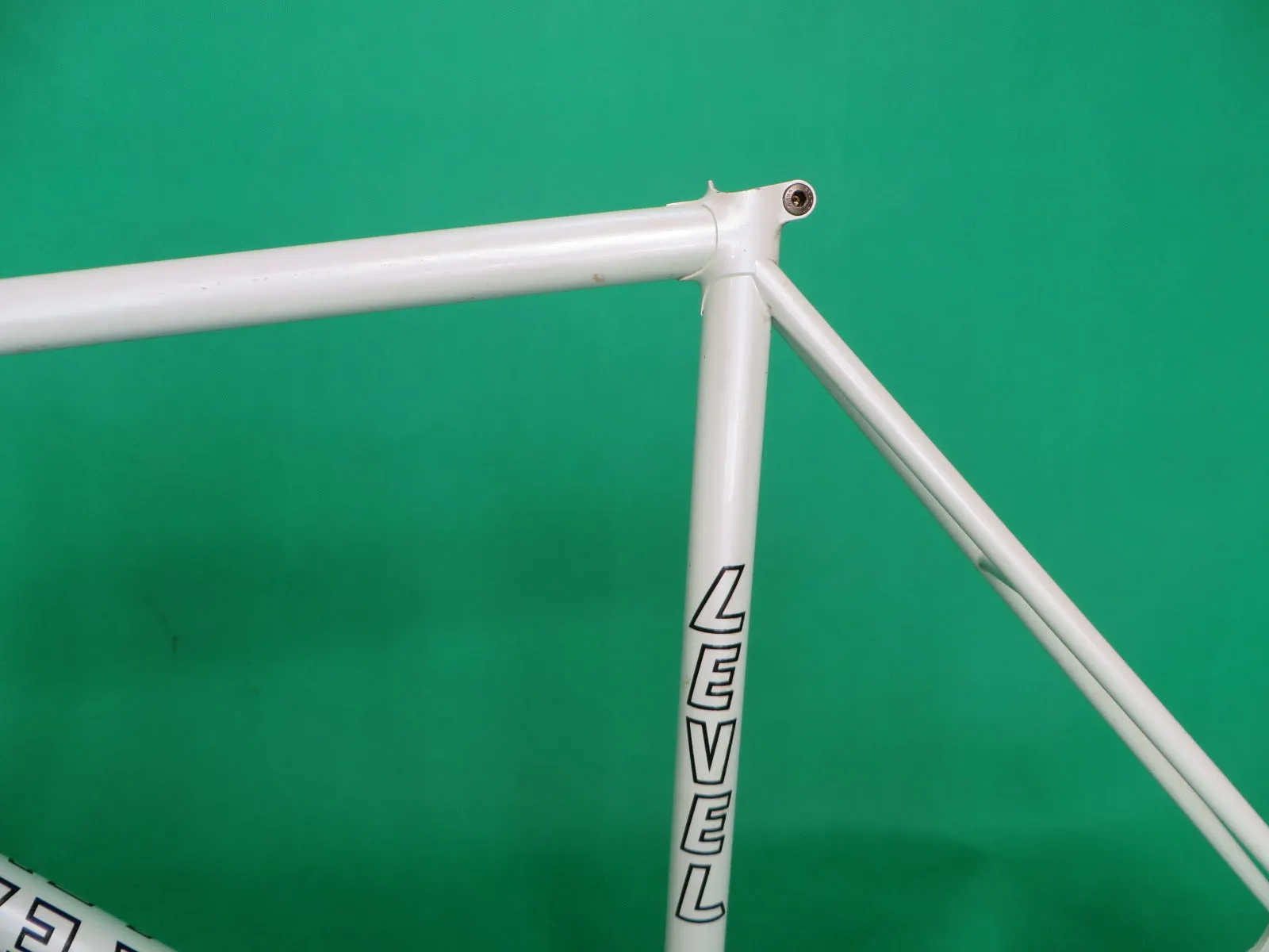 LEVEL // White // 53.5cm