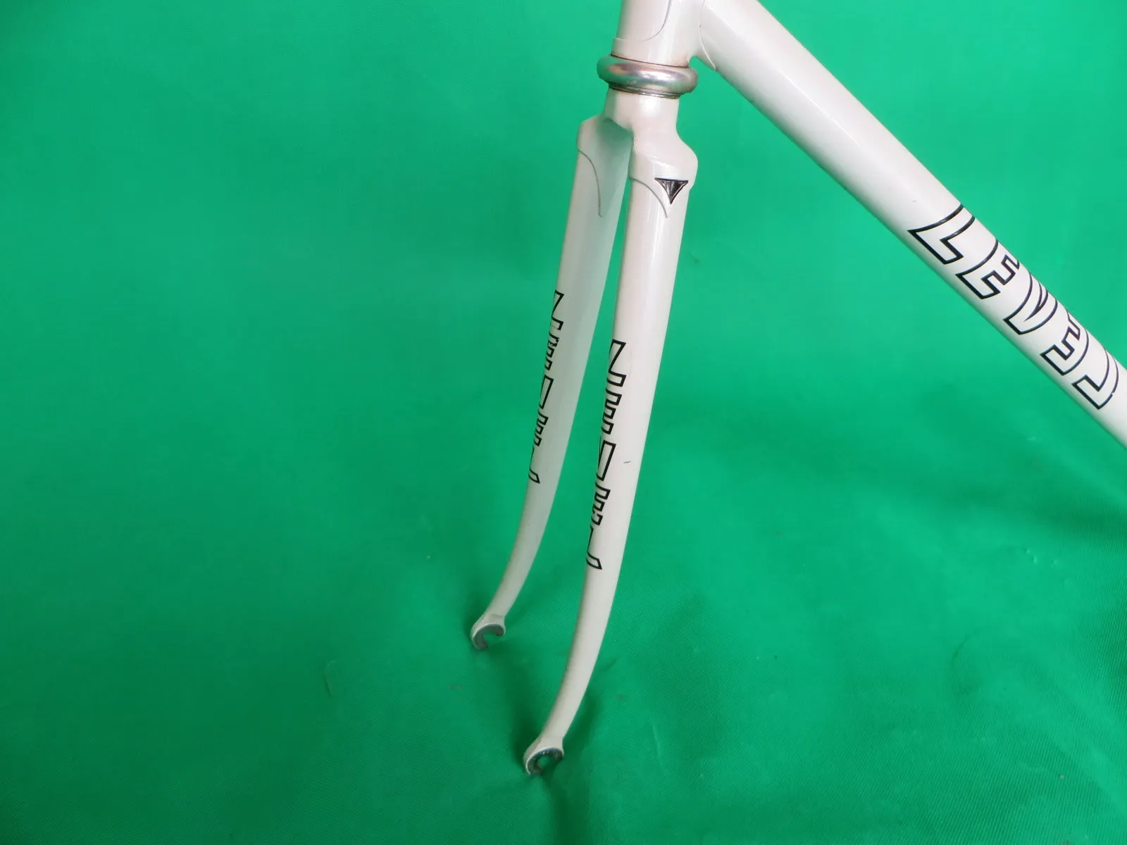 LEVEL // White // 53.5cm