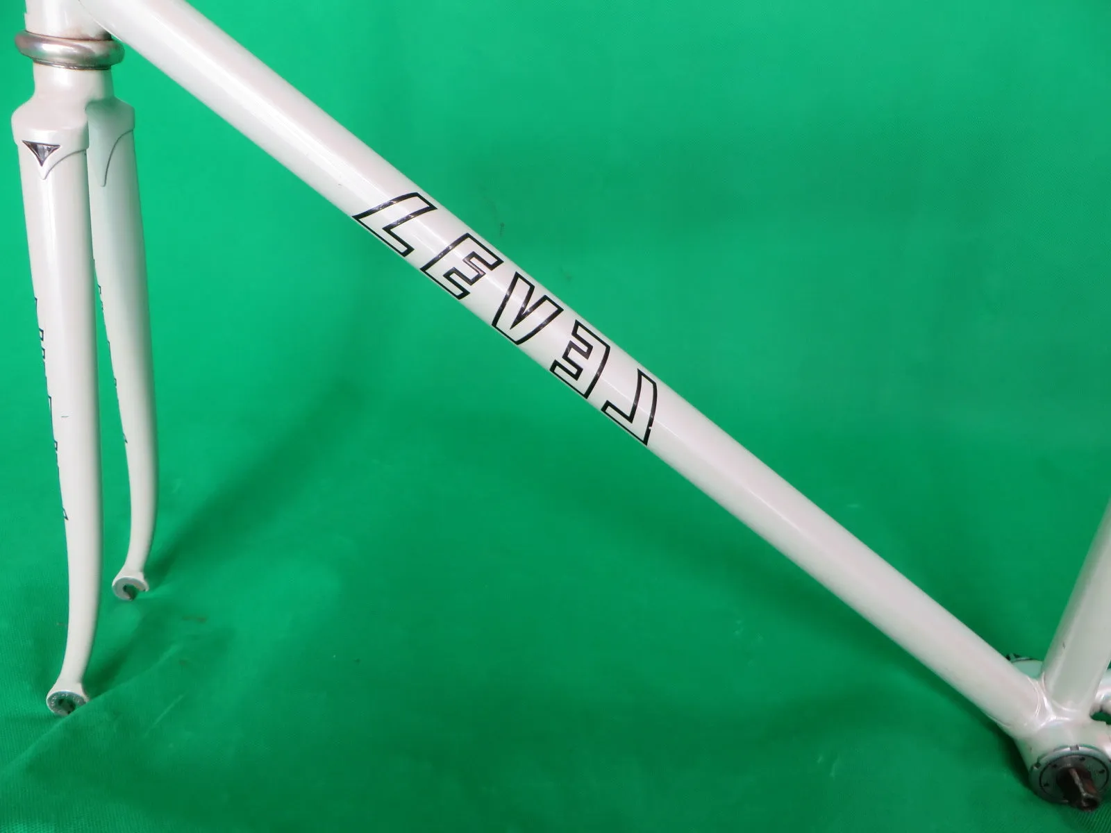 LEVEL // White // 53.5cm