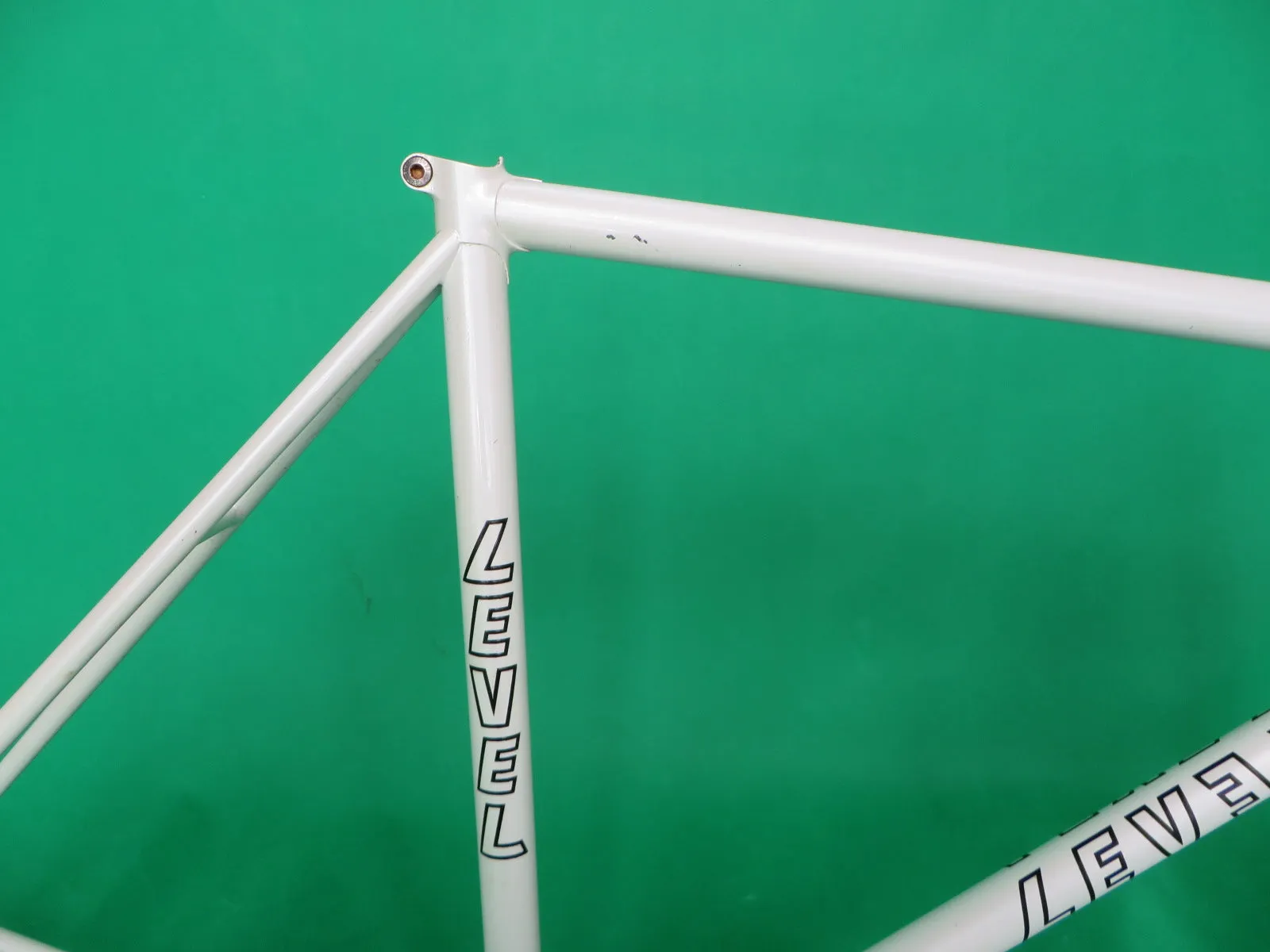 LEVEL // White // 53.5cm