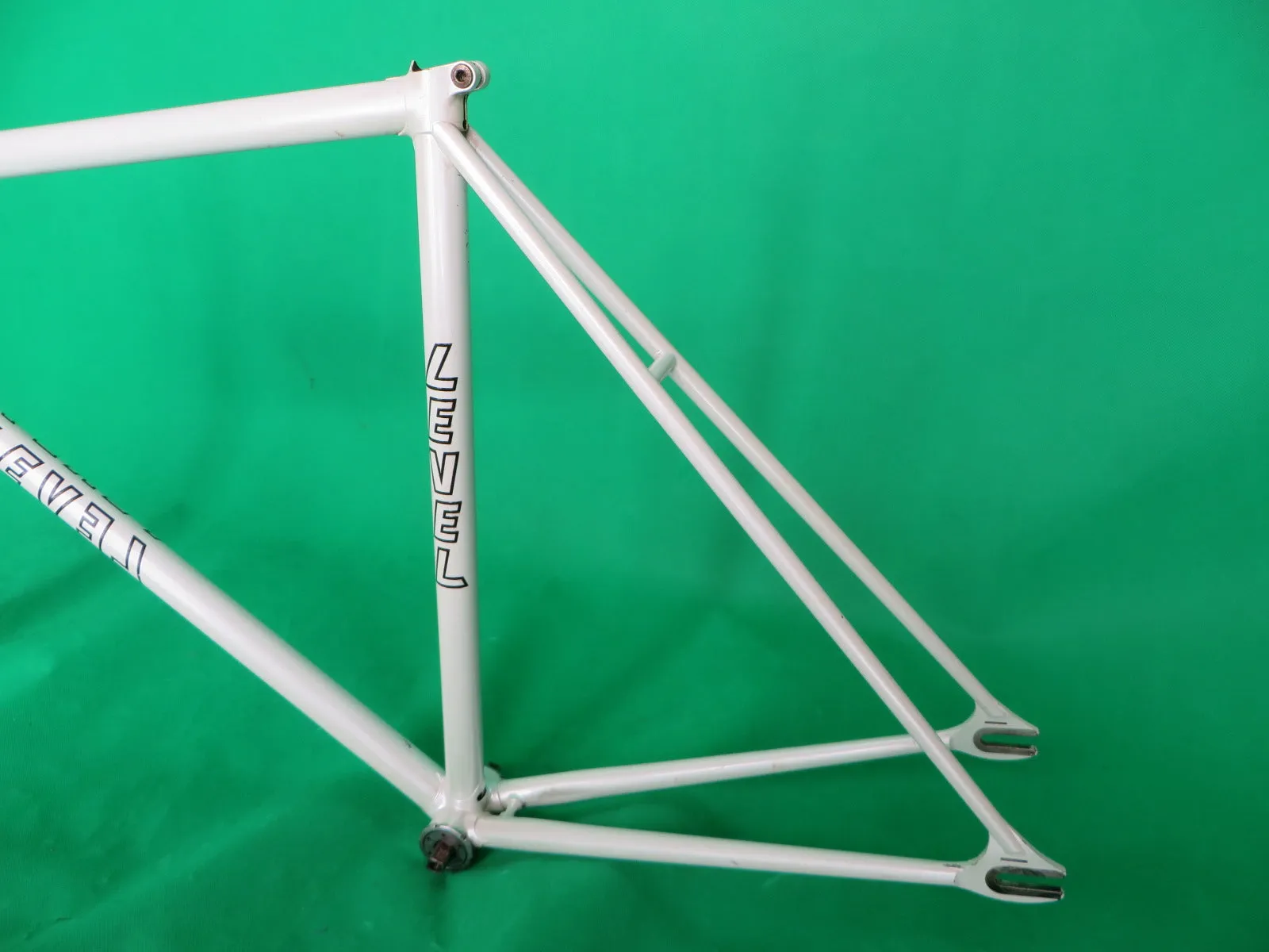 LEVEL // White // 53.5cm
