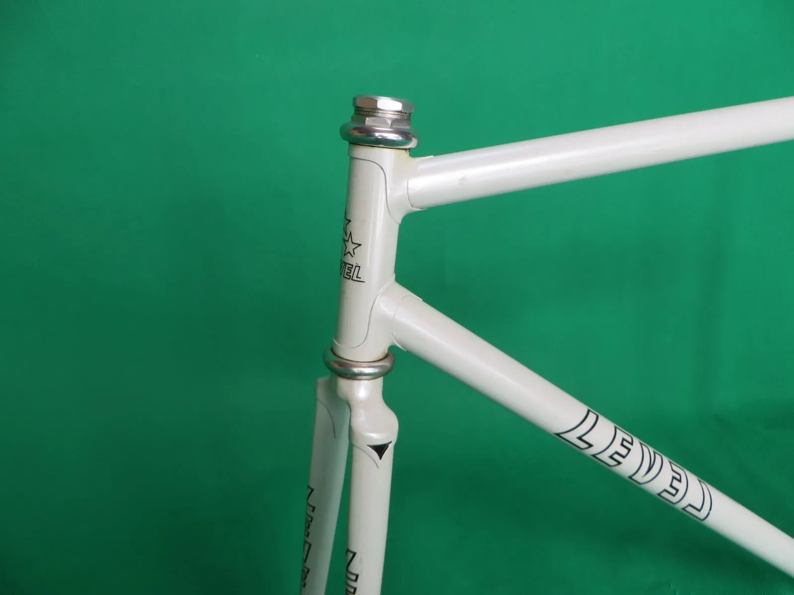 LEVEL // White // 53.5cm
