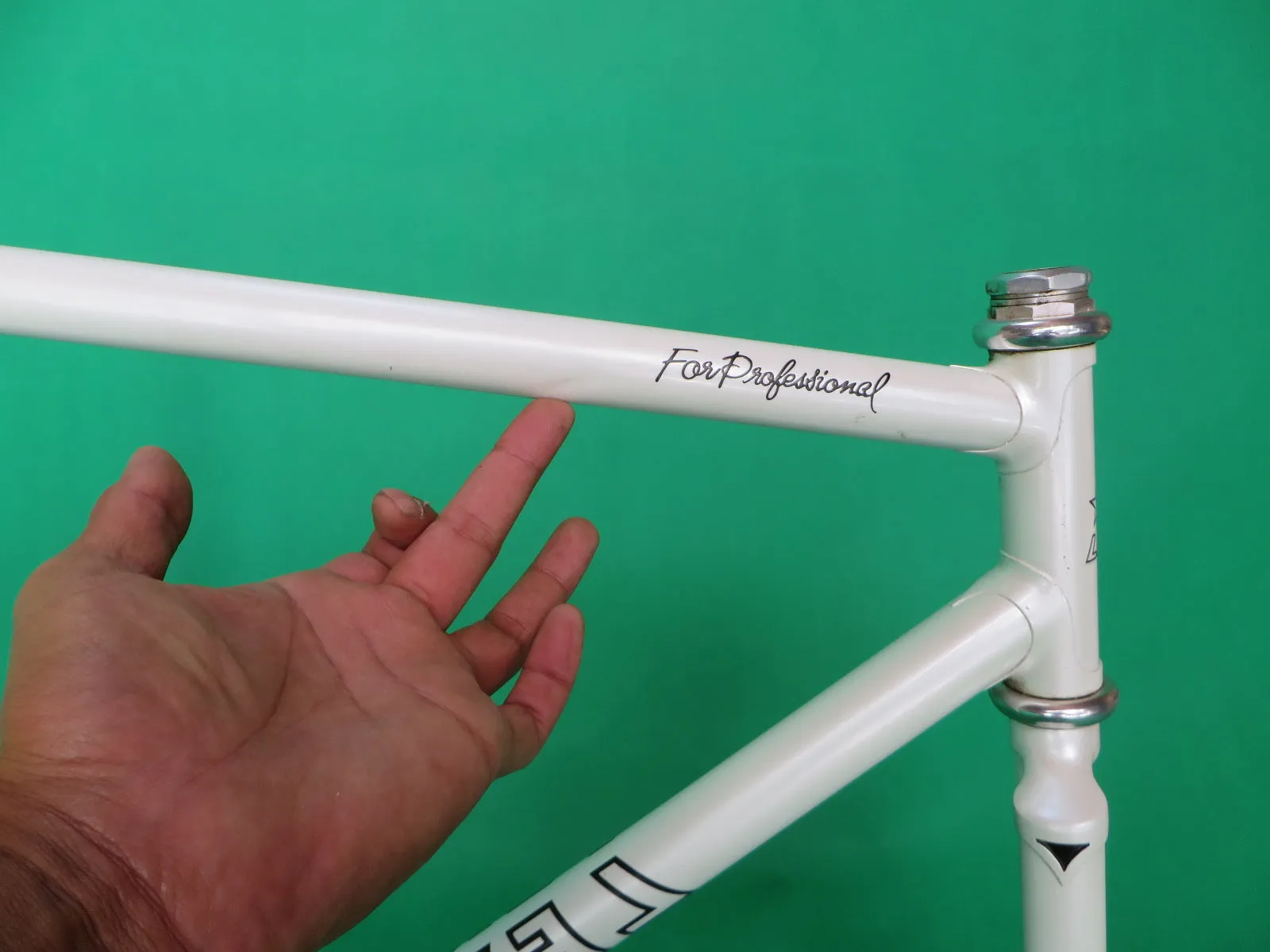 LEVEL // White // 53.5cm