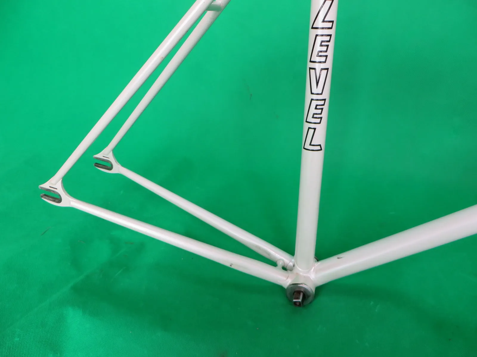 LEVEL // White // 53.5cm