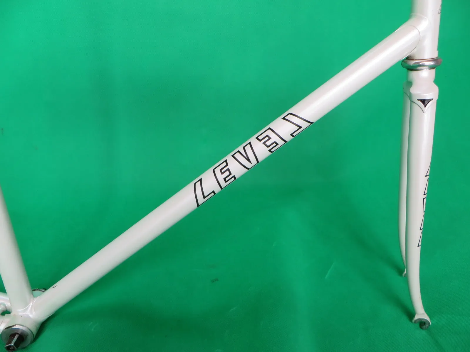LEVEL // White // 53.5cm