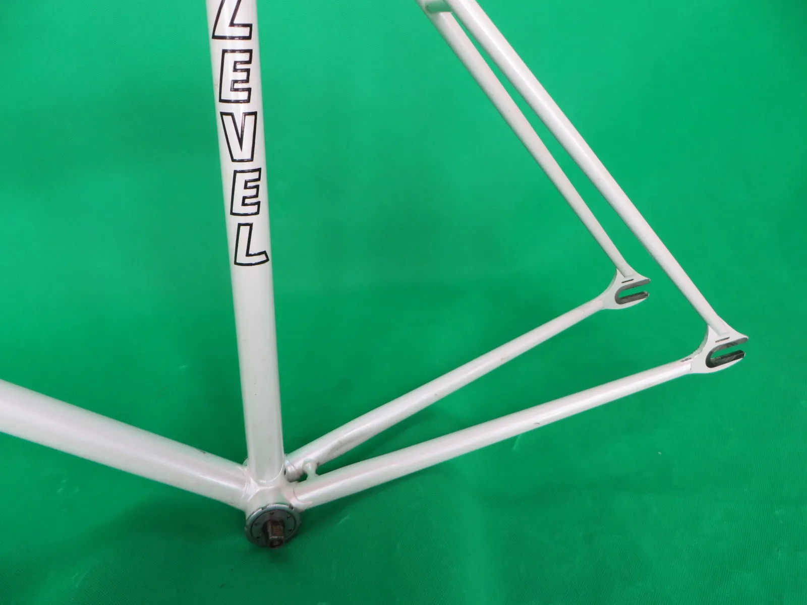 LEVEL // White // 53.5cm
