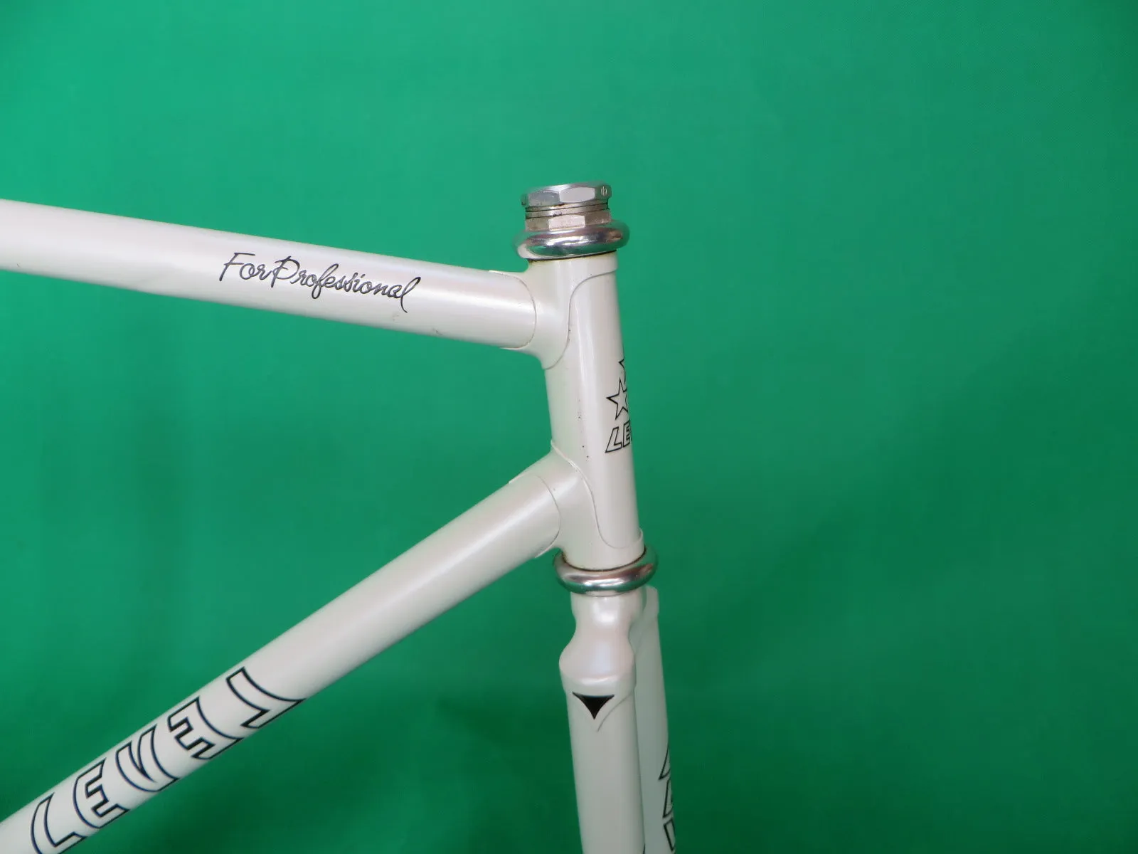 LEVEL // White // 53.5cm