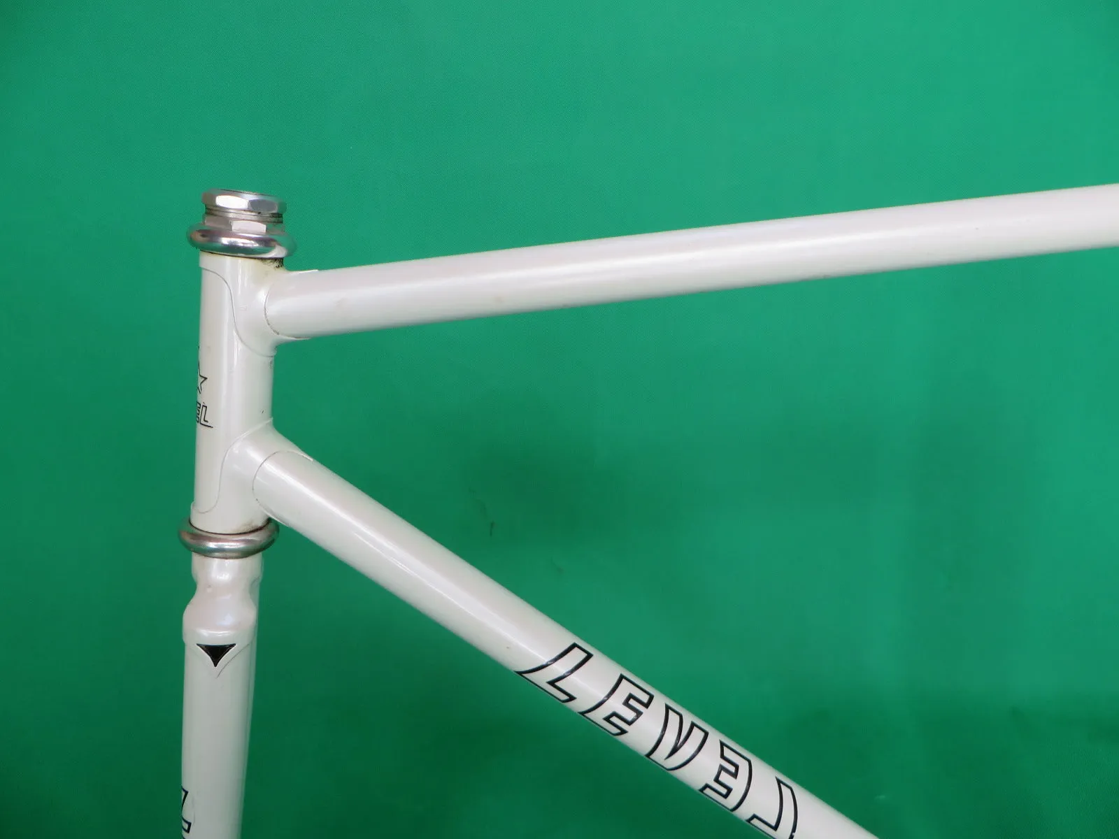 LEVEL // White // 53.5cm